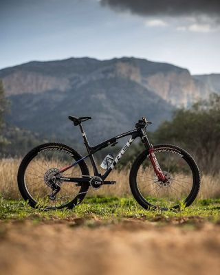 TREK SUPERCALIBER SLR v barvách týmu Trek Factory Racing 🏁 Pokud vás toto úžasné kolo zaujalo, třeba v přenosech na právě...