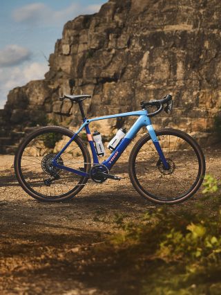 Rychlý. Lehký. Elektrický. Takový je nový gravelbike Trek Checkpoint+ s motorem TQ. Tohle kolo si zamilujete.