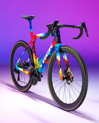 TREK Madone SLR Project One ICON x barevné provedení GAMUT. Nejnovější barevný motiv, který zajistí, že se za vaším kolem...