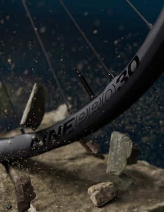 NOVÁ A JEŠTĚ VÍCE ODOLNÁ KOLA To je přepracovaný model kol Bontrager Line PRO 30. Ať už to pošlete do jakéhokoliv terénu,...